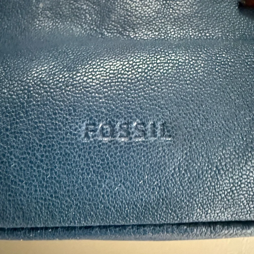 Fossil blue genuine leather crossbody bag with adjustable strap. Multi pocket - Picture 9 of 15